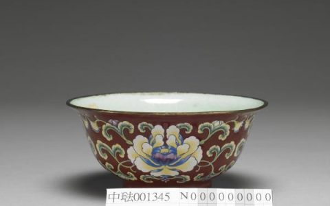 紫地彩花洋瓷碗 台北故宫博物院藏高清图